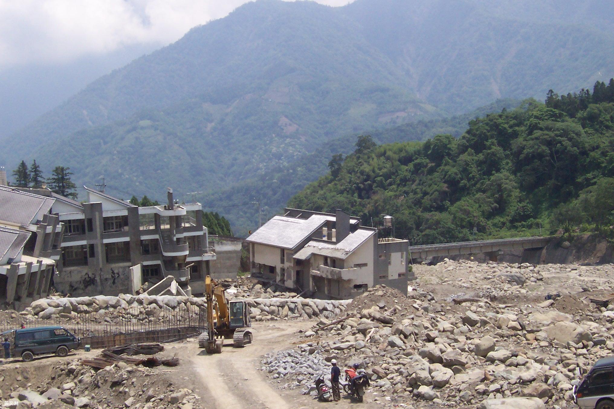 照片7  2009年莫拉克颱風期間第二次重建的隆華國小再次毀損(黃文洲提供)